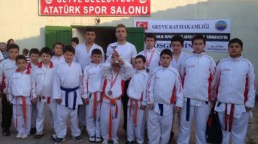 Bolu Belediyespor Karate Takımı Kupa Aldı