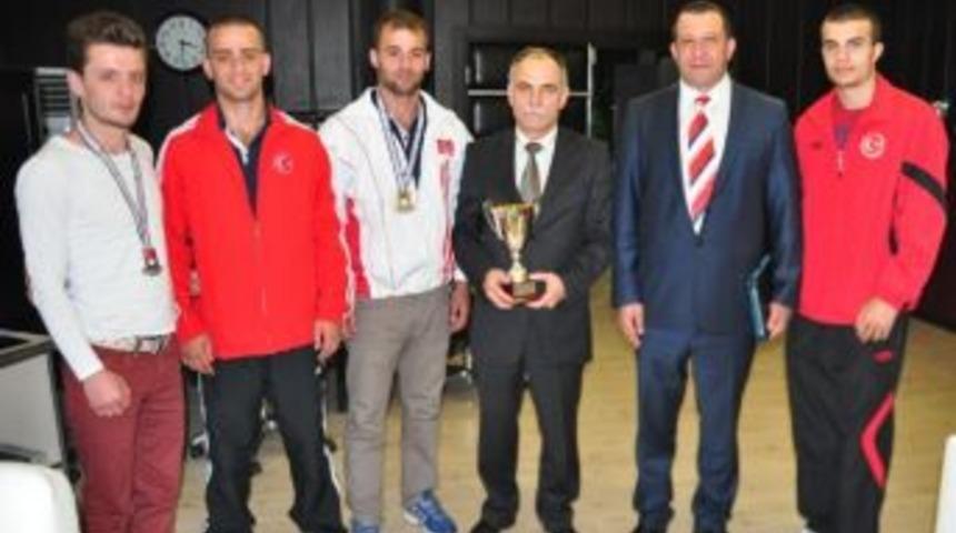 Om&uuml; Boks Takımı Rekt&ouml;r Akan&rsquo;ı Ziyaret Etti