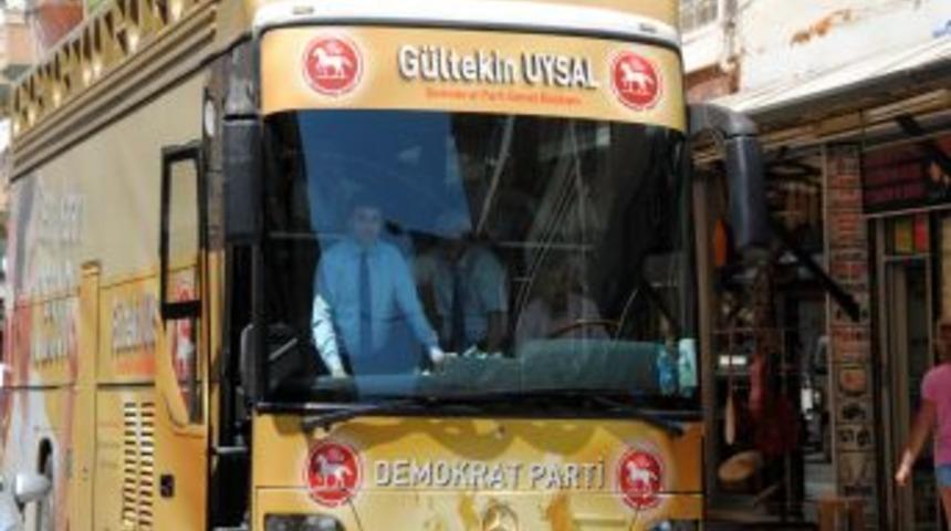 DP Lideri Uysal, Manavgat'ta Esnafı Parti Otob&uuml;s&uuml;nden Selamladı