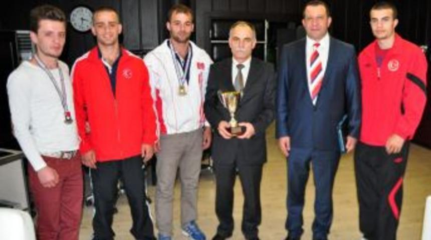 OM&Uuml; Boks Takımı Rekt&ouml;r Akan&rsquo;ı Ziyaret Etti