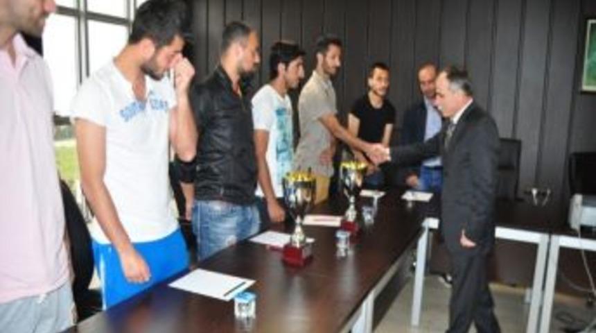 Futbol Ve Futsal Takımlarından Rekt&ouml;r Akan&rsquo;a Ziyaret