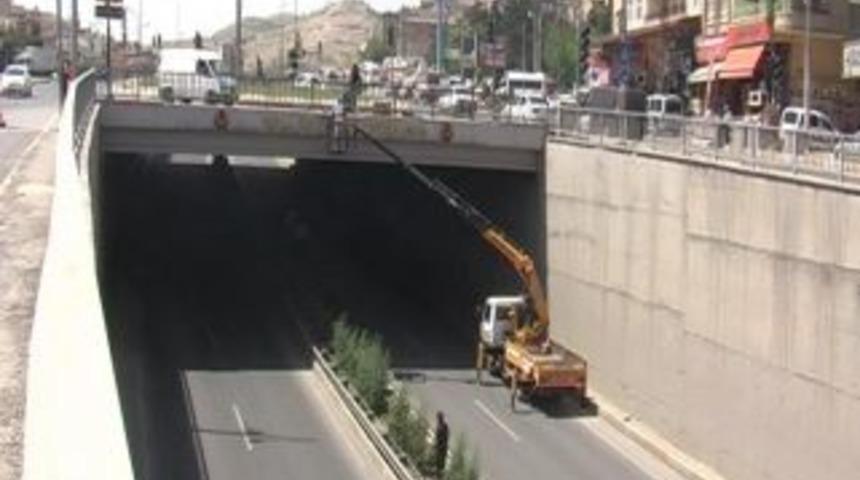 Urfa&rsquo;da yol &ccedil;&ouml;kerten k&ouml;pr&uuml;