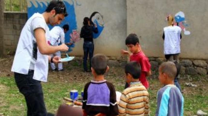 G&ouml;n&uuml;l El&ccedil;isi &Ouml;ğretmenler Okulları Şenlendiriyor