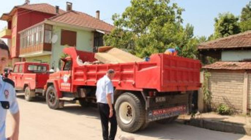 86 Yaşındaki Kadının Evinden Iki Kamyon Dolusu &Ccedil;&ouml;p &Ccedil;ıktı