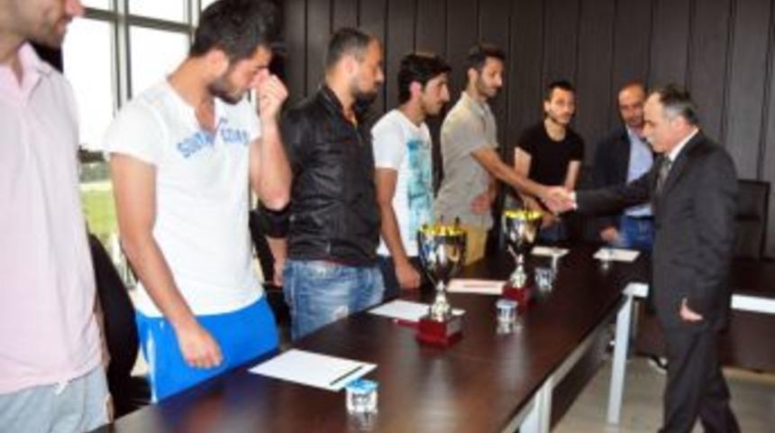 OM&Uuml; Futbol Dış Saha Takımı Rekt&ouml;r H&uuml;seyin Akan&rsquo;ı Ziyaret