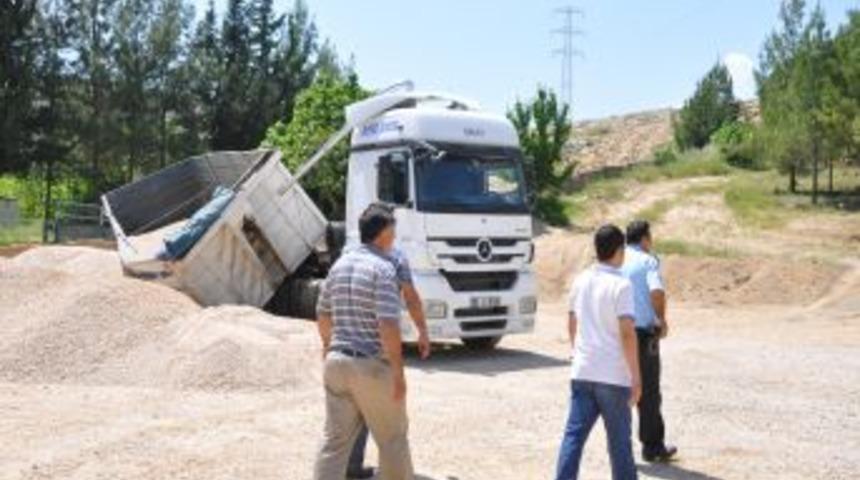 Mıcır Y&uuml;kl&uuml; TIR Yan Yattı, S&uuml;r&uuml;c&uuml; Yaralandı