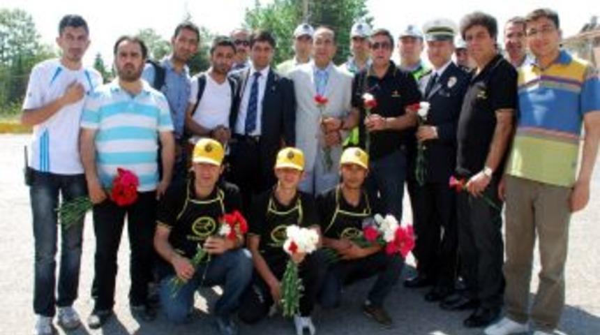 Adıyaman&rsquo;da 'Emniyet Kemeri Tak, Karanfili Kap&rsquo; Kampanyası