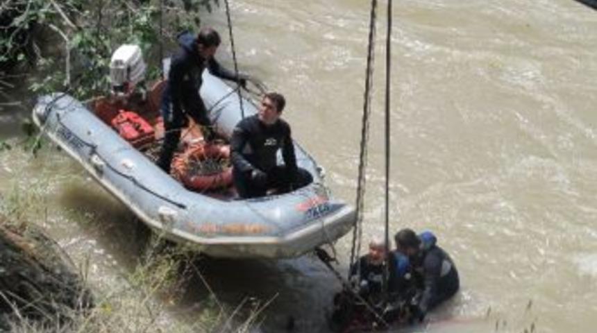 &Ccedil;oruh Nehri&rsquo;ne U&ccedil;an Otomobil Sudan &Ccedil;ıkarıldı