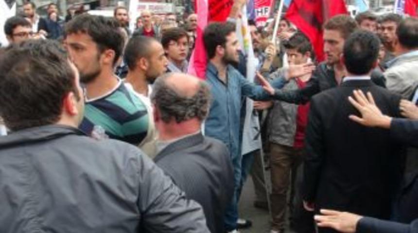 Deniz Gezmiş'i Anmak I&ccedil;in Toplanan Gruplar Arasında Arbede