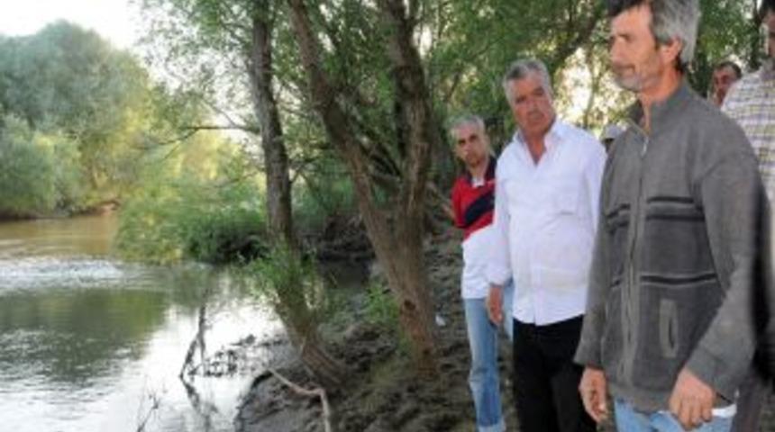 Gediz Nehri'ne d&uuml;şen &ccedil;ocuk, hayatını kaybetti