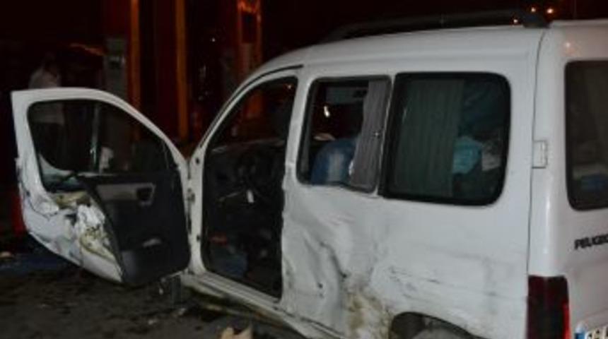 Kaza Yapan Ara&ccedil;lar Akaryakıt Istasyonuna Daldı, Faciadan D&ouml;n&uuml;ld&uuml;