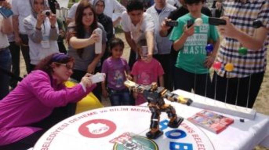 &Ouml;demiş&rsquo;in Maskotu &ldquo;robot Efe&rdquo; Bursa&rsquo;da Da B&uuml;y&uuml;k İlgi G&ouml;rd&uuml;
