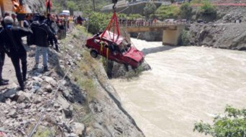 &Ccedil;oruh Nehri'ne D&uuml;şen Otomobil, I&ccedil;inde 2 Cesetle &Ccedil;ıkarıldı