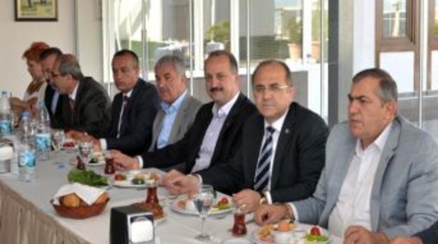 Mamak Belediye Başkanı Akg&uuml;l 'minib&uuml;s&ccedil;&uuml;ler' İle Bir Araya Geldi