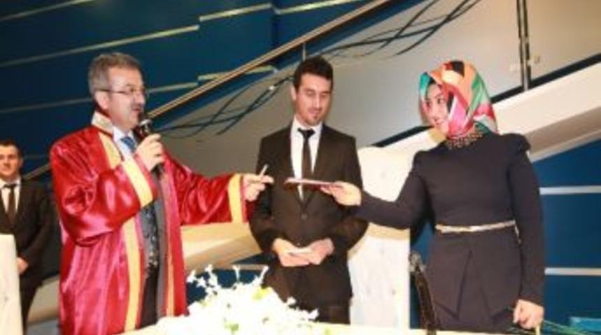 Başkan Köşker Evli Çiftleri Yalnız Bırakmadı