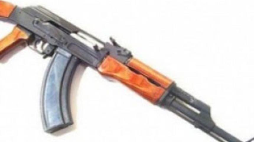 Akrabalarını kalaşnikofla taradı: 2 &ouml;l&uuml;