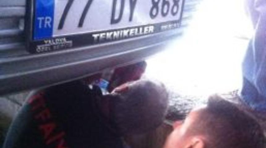 Motora Sıkışan Kediyi İtfaiyeciler Kurtardı