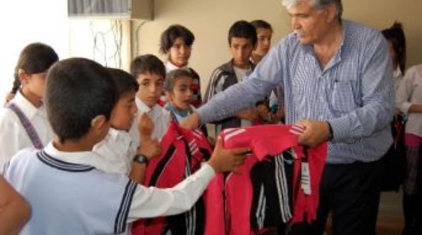 Hayırsever İşadamından Engelli &Ouml;ğrencilere Giysi Yardımı