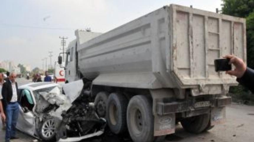 L&uuml;ks otomobil, kamyonun altına girdi