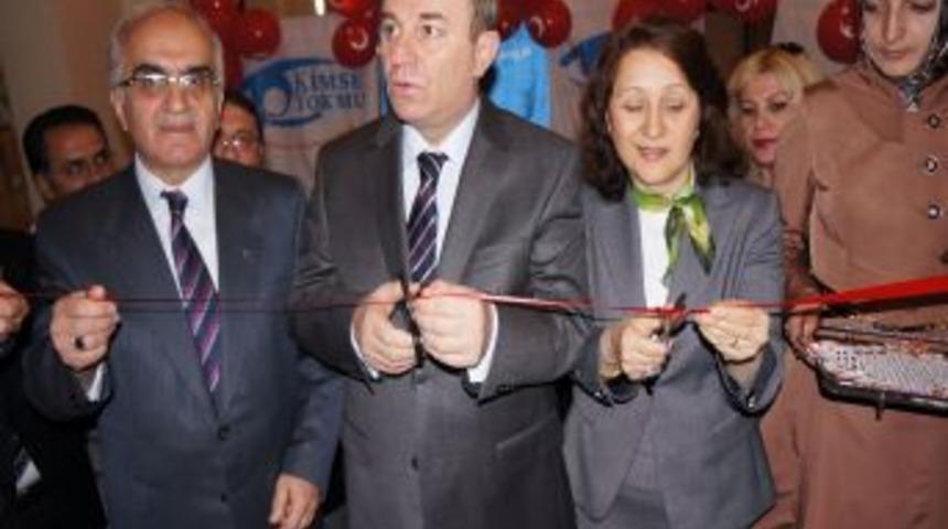 Vali &Ouml;zt&uuml;rk: Kimse Yok Mu D&uuml;nyanın Her Yerine Koşuyor