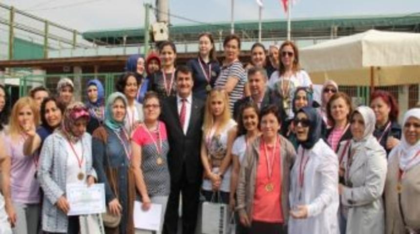 54 Yaşındaki Kadın Y&uuml;zme Birincisi Oldu