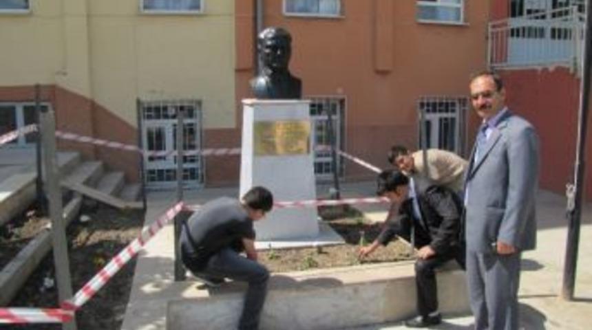 Hisarcık&rsquo;ta Atat&uuml;rk İlkokulu'nda Atat&uuml;rk B&uuml;st&uuml; Onarıldı