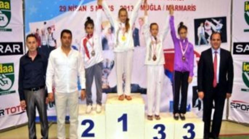 Bilecik'te Ayşe Beyza Yıldız'ın T&uuml;rkiye Şampiyonluğu Sevinci