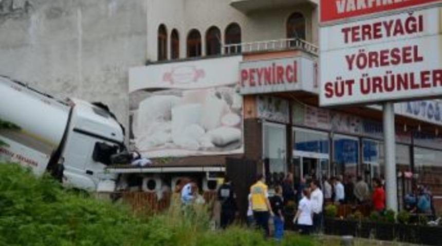 Benzin Tankeri, Süt Ürünleri Satan İş Yerine Girdi