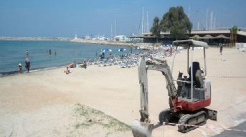 İş Makinesi Plajda G&uuml;neşlenen Turistlerin Arasında &Ccedil;alıştı