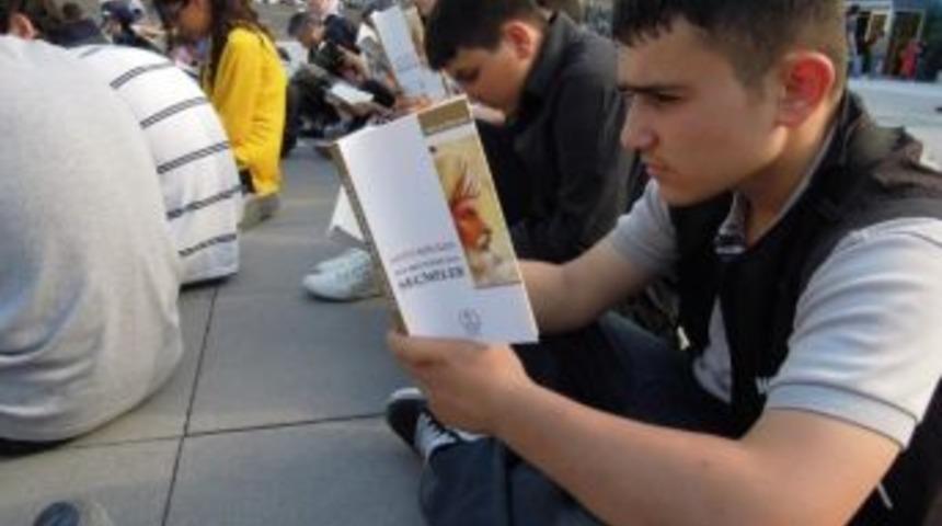 Kent Meydanı'nda Kitap Okuma Şenliği