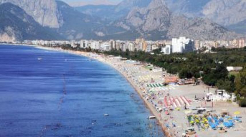 Antalya&rsquo;da Deniz Temiz, Deniz Y&uuml;zeyinde Y&uuml;zen Ise Polen