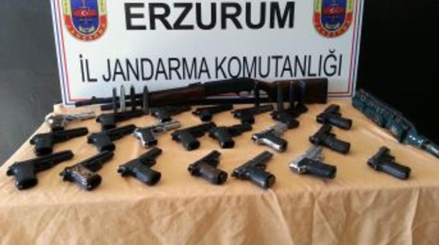 Jandarma 3 Ilde Cephanelik Gibi Silah Ele Ge&ccedil;irdi