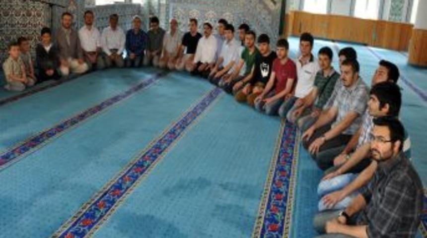 &Uuml;niversiteliler, Mezuniyetlerini Mevlit Okutarak Kutladı