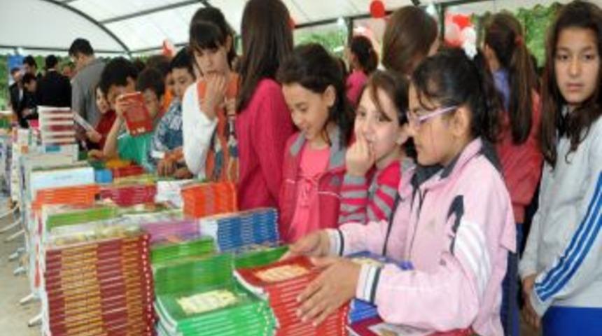 1. G&ouml;nen Kitap Fuarı'nda 25 Bin Kitap Sergileniyor