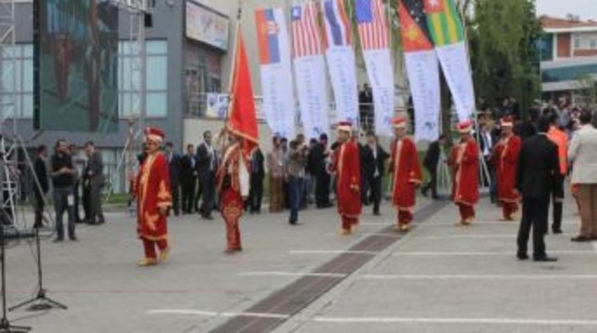 Fatih &Uuml;niversitesi, 7 Kıtadan Renkleri Buluşturdu