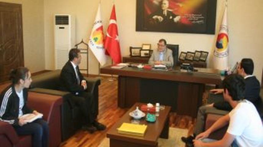 Anadolu Lisesi'nden Parmaksız'a Teşekk&uuml;r Plaketi