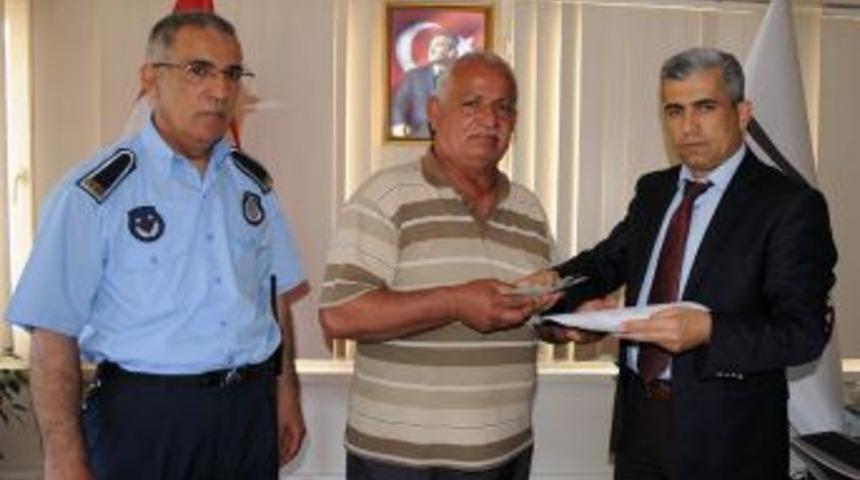 Maaşını Cebinden D&uuml;ş&uuml;ren Emeklinin Y&uuml;z&uuml;n&uuml; Zabıta G&uuml;ld&uuml;rd&uuml;