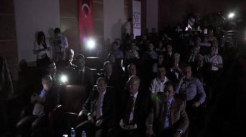 Bakan Bağış, Elektrik Kesilince Karanlıkta Konuştu