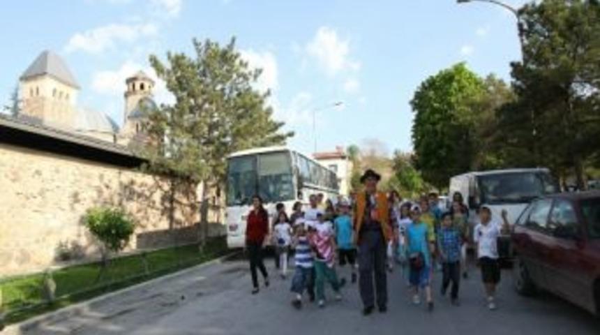 Odunpazarı'nı Gezen &Ccedil;ocuklar Tarihi Yaşayarak &Ouml;ğreniyorlar