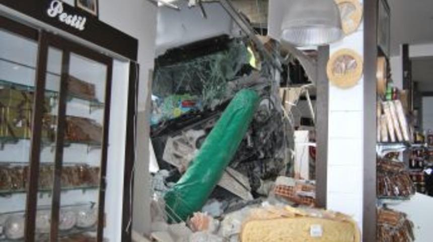 S&uuml;r&uuml;c&uuml;s&uuml;z Benzin Tankeri Şarampole Yuvarlandıktan Sonra Işyerine Girdi: 1 Yaralı