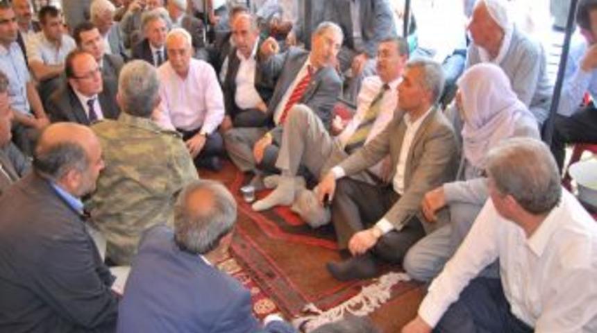 AK Partili Vekiller Suru&ccedil;'ta Kan Davalı Aileleri Barıştırdı