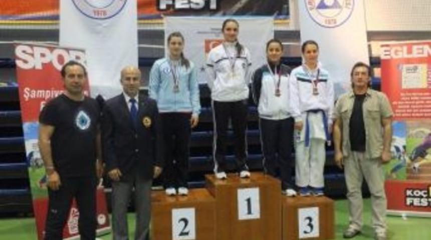 Om&uuml; Karate Takımı Madalya İle D&ouml;nd&uuml;