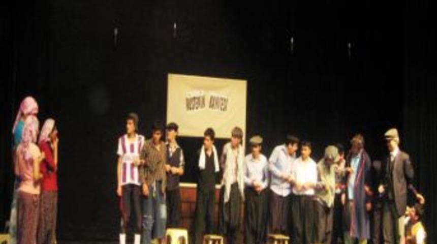 Sağlık Meslek Lisesi &Ouml;ğrencilerinden Tiyatro G&ouml;sterisi