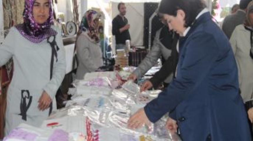 Aksaraylı Bayanlar Bu Sefer De Eğitim I&ccedil;in El Uzattı