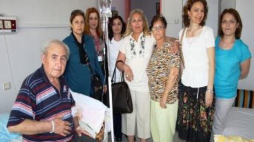 Ayvalıklı G&ouml;n&uuml;l El&ccedil;ilerinden Hastane Ziyareti