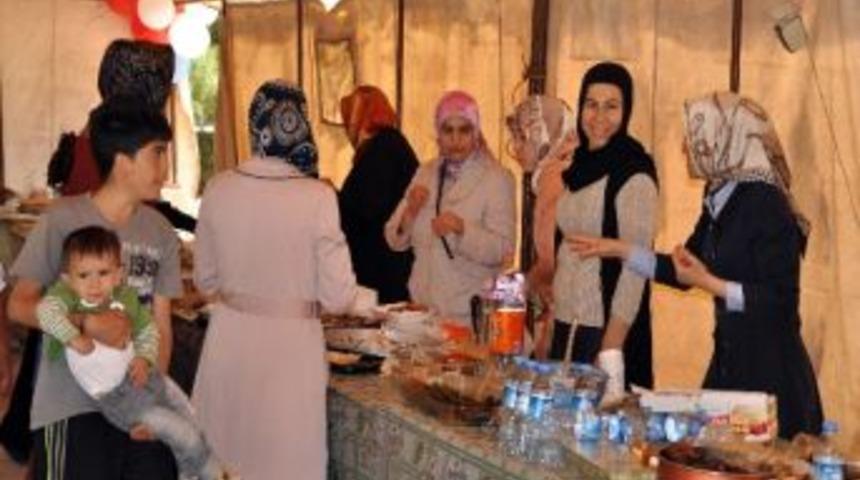 Derik'te &Ouml;ğrenciler Yararına Kermes D&uuml;zenlendi