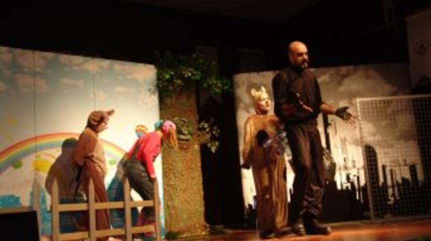 İlk&ouml;ğretime Y&ouml;nelik '&Ccedil;evre &Ccedil;i&ccedil;ekleri' Isimli Tiyatro Oyunu Sahnelendi