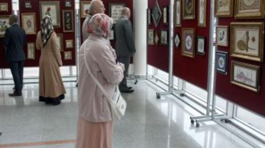 Seramik &Uuml;zerine Tezhibli Hat Eserleri G&ouml;r&uuml;c&uuml;ye &Ccedil;ıktı