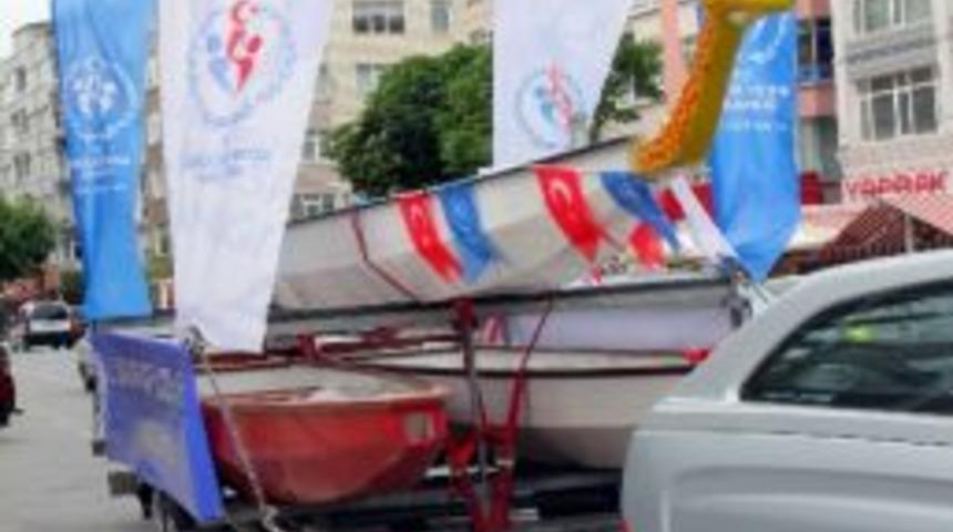 Caddelerden Tekne Ge&ccedil;ti