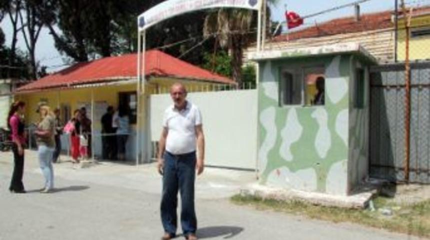 Burhaniye&rsquo;de Mahkum Yakınları Tozdan Ve Yağmurdan Kurtuldu